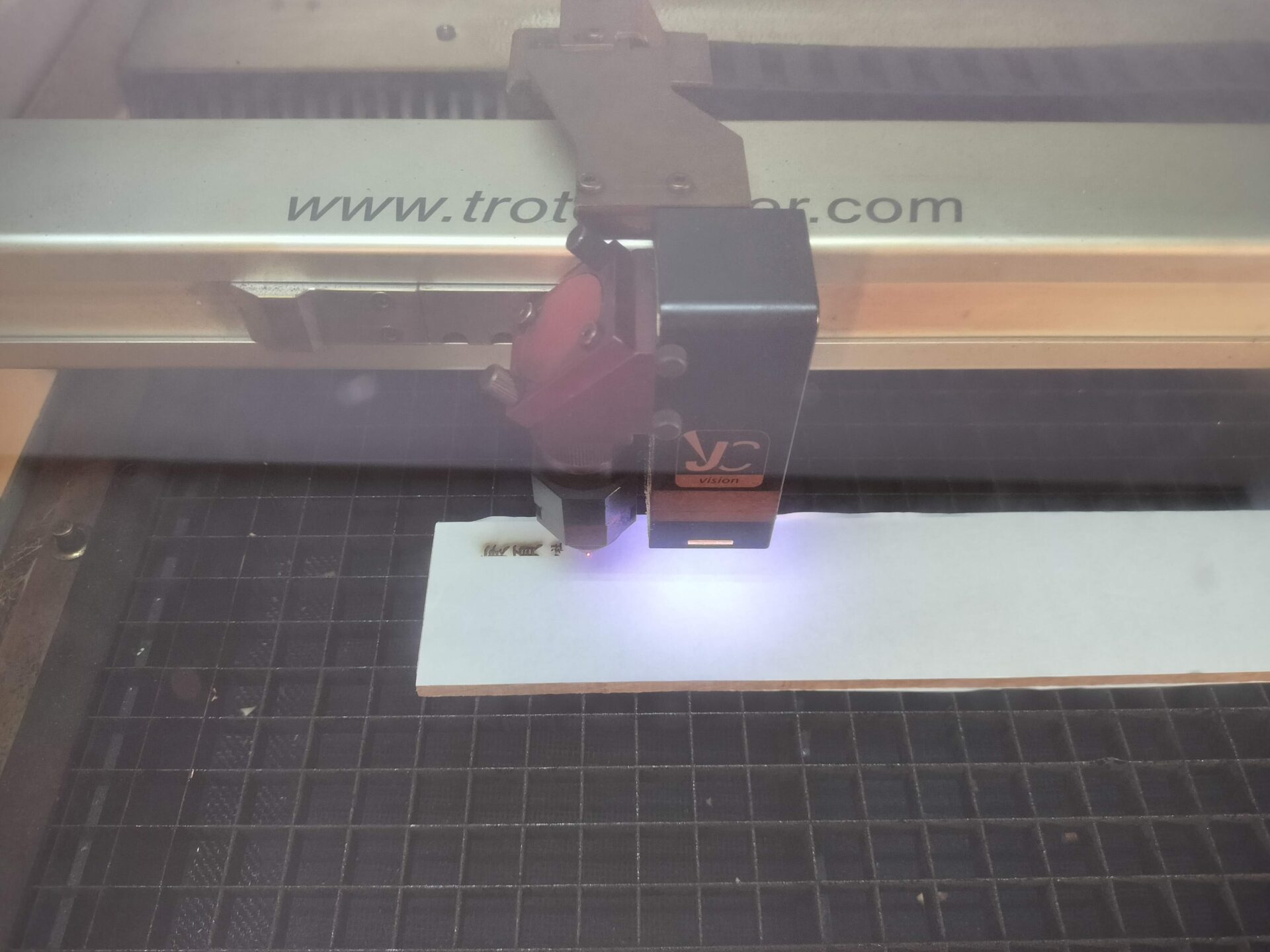 レーザー加工中の木製お守り